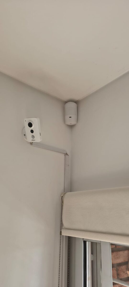Cámara Dahua y sensor de movimiento instalados en una esquina