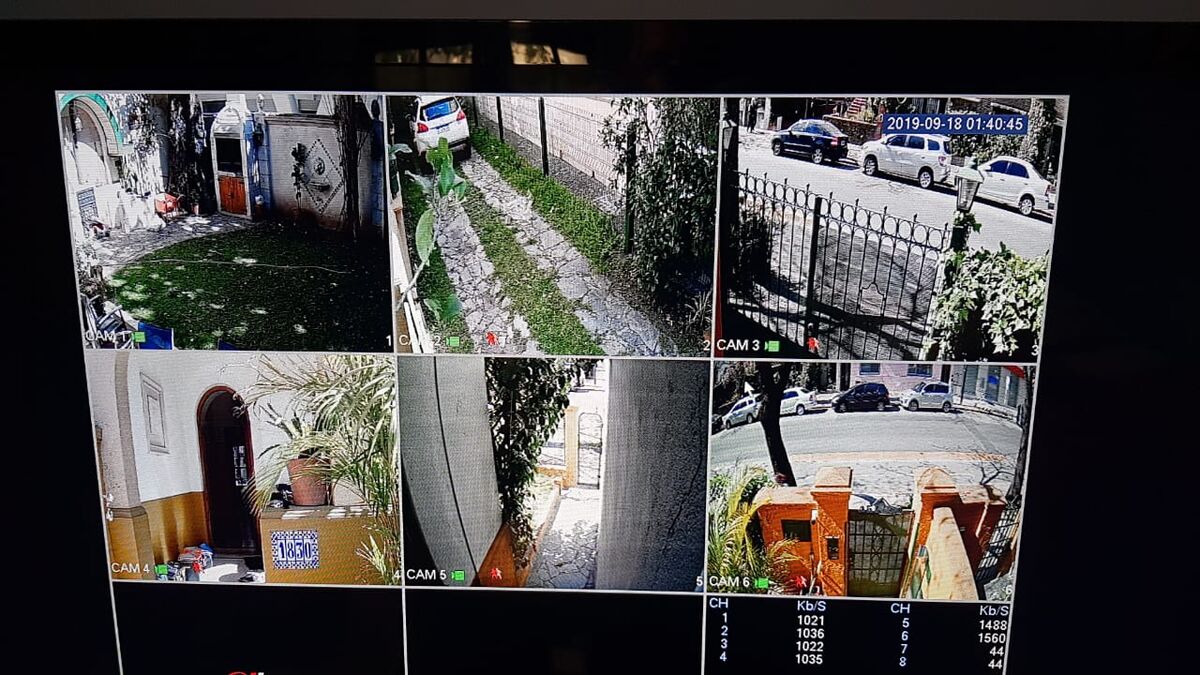 Monitor con seis cámaras de seguridad de una vivienda