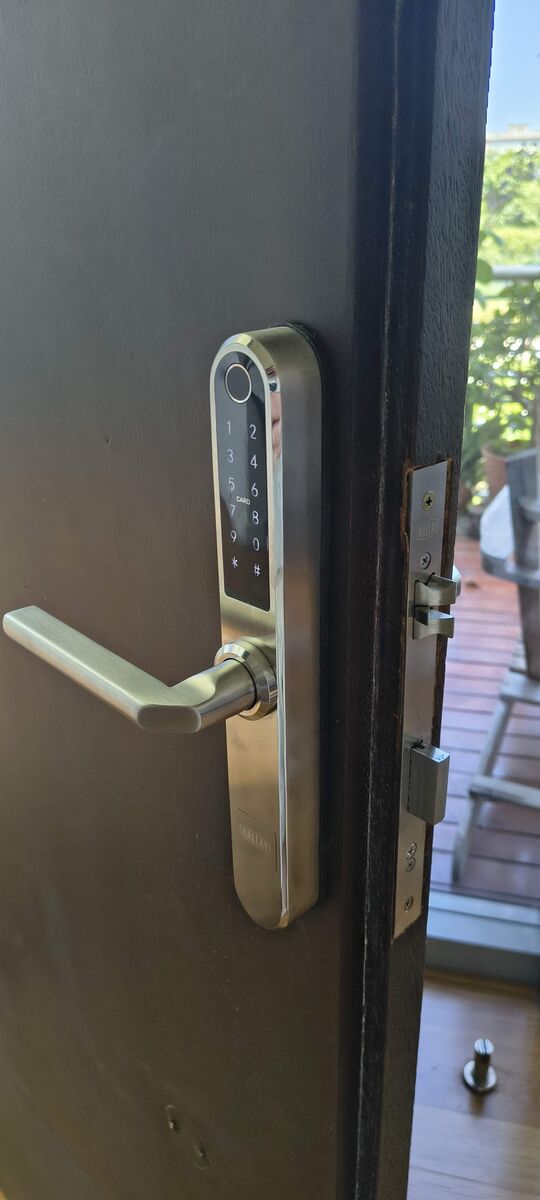 Cerradura biométrica Kallay instalada en una puerta de exterior