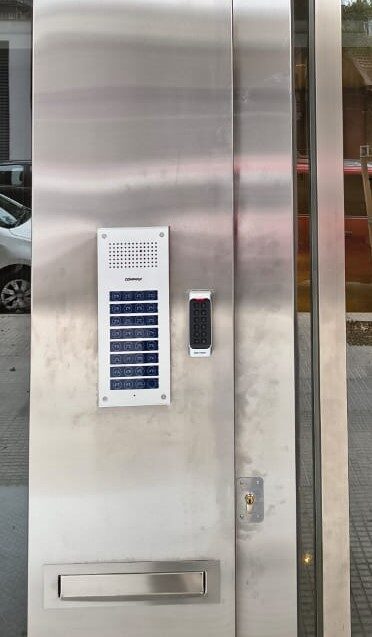Panel de portero eléctrico y control de acceso en la entrada de un edificio