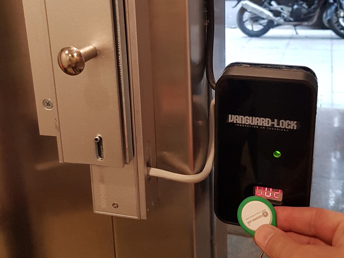 Lectora de proximidad Vanguard-Lock en la puerta de un edificio