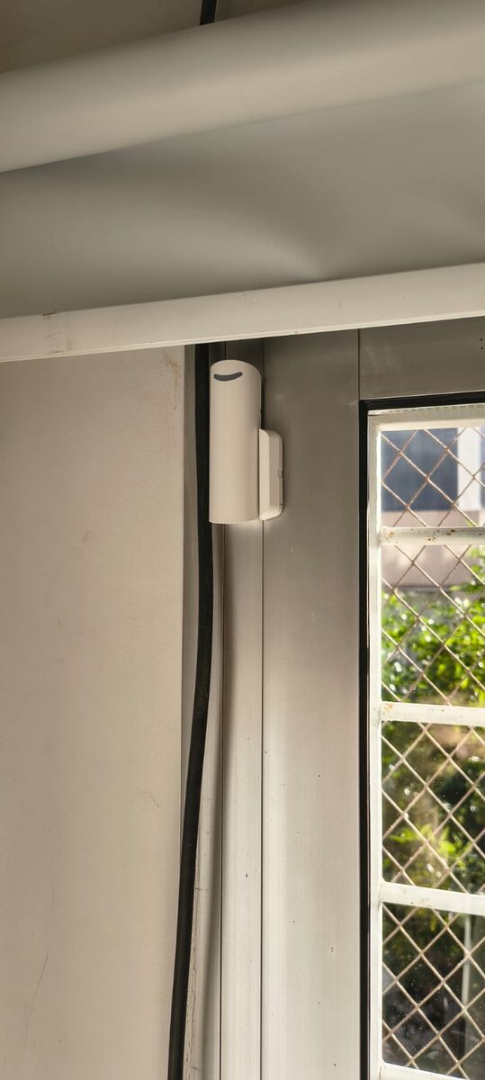 Sensor magnético de apertura instalado en una ventana