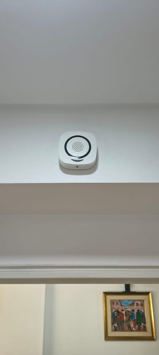 Sirena de alarma instalada en el techo