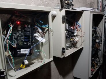 Tableros de control de acceso abiertos, con el cableado a la vista